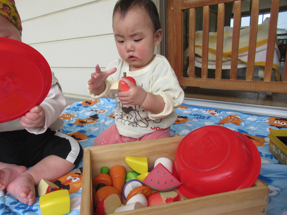 食材選びをする子ども