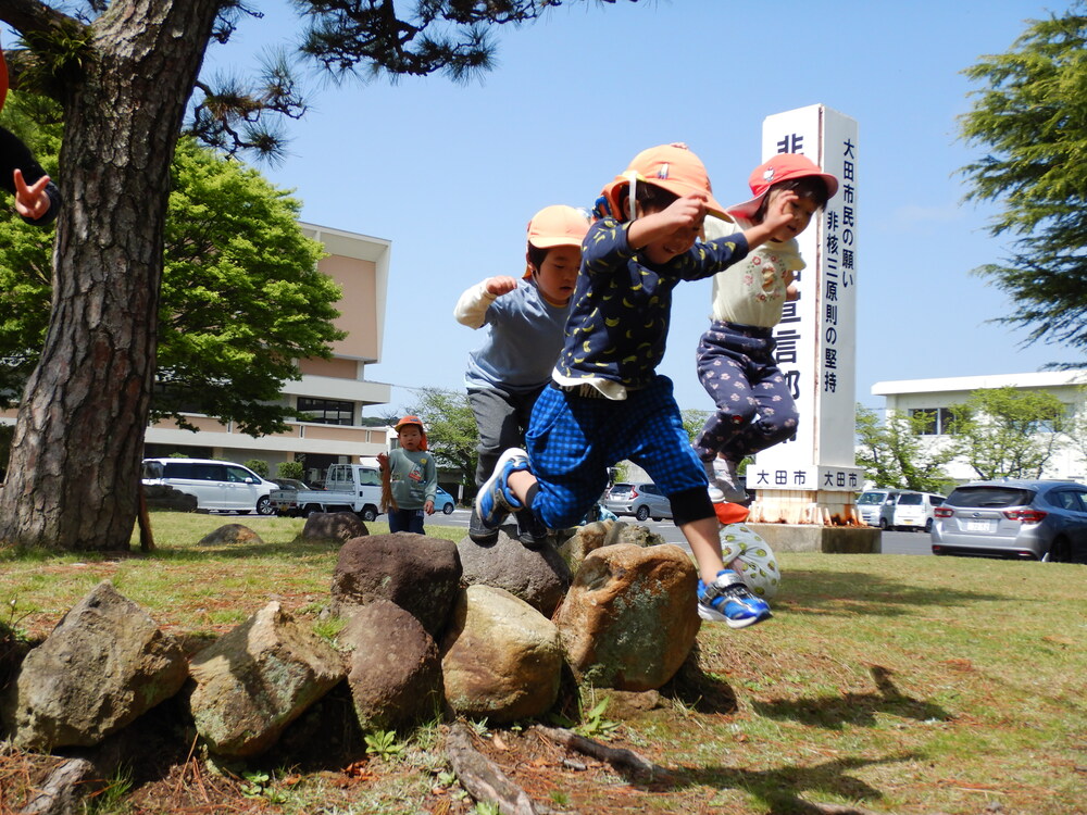 岩場からジャンプをする