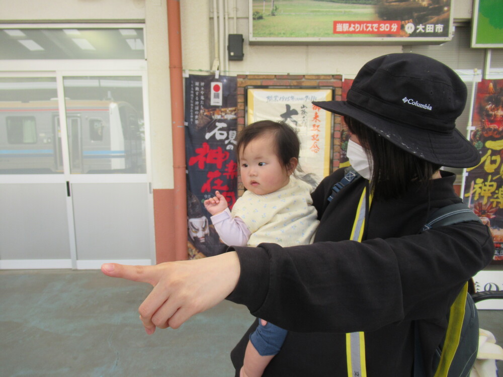 汽車を見ている子ども