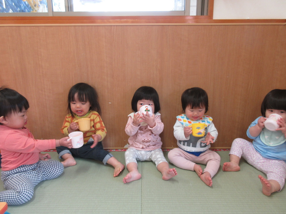 コップ飲みの様子