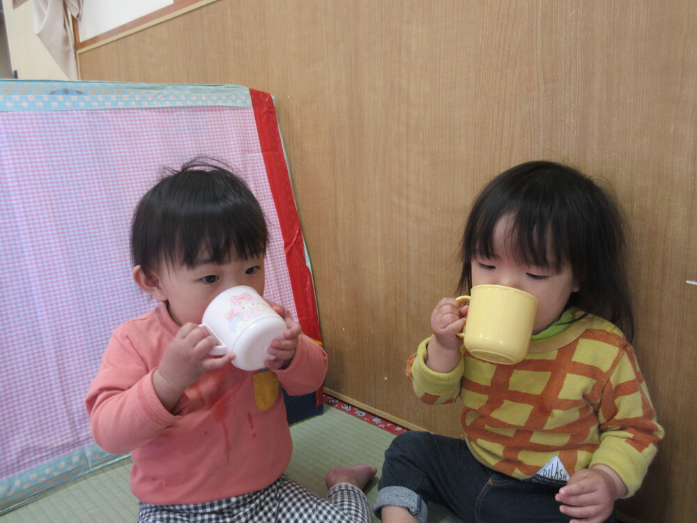 コップ飲みの様子
