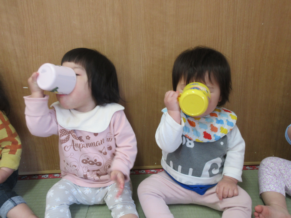 コップ飲みの様子