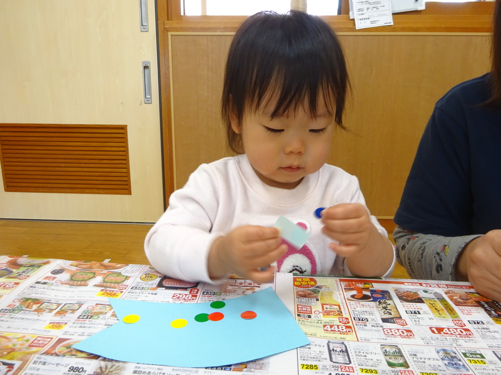 製作をする子ども
