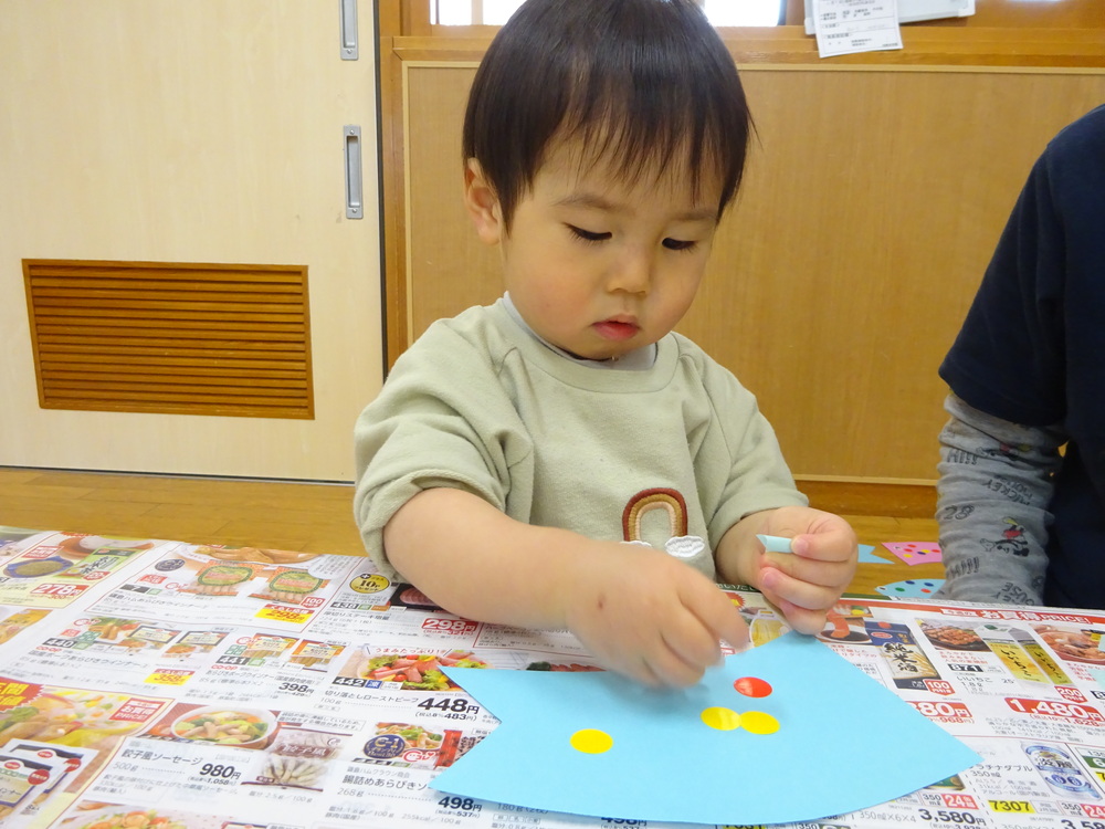製作をする子ども