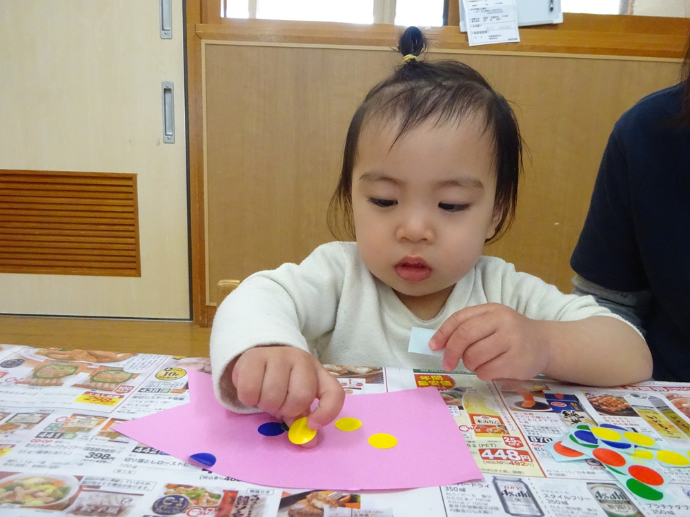 製作をする子ども