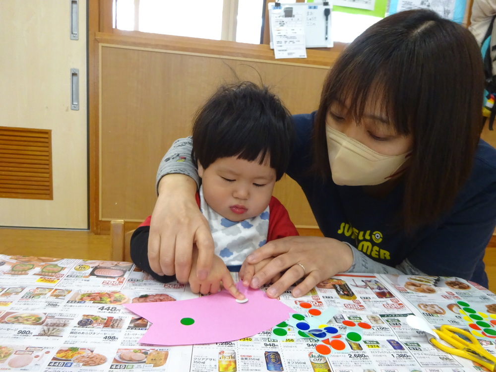 製作をする子ども