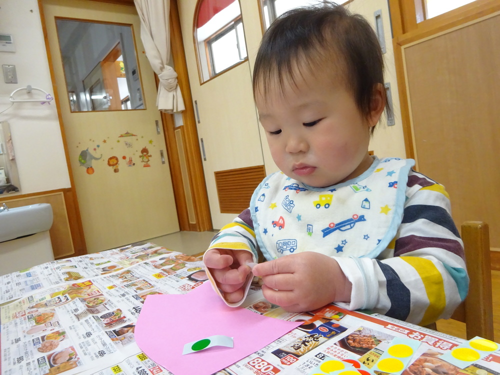 製作をする子ども