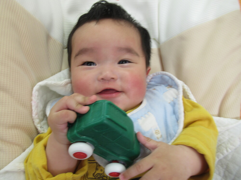 男の子がおもちゃを持っている