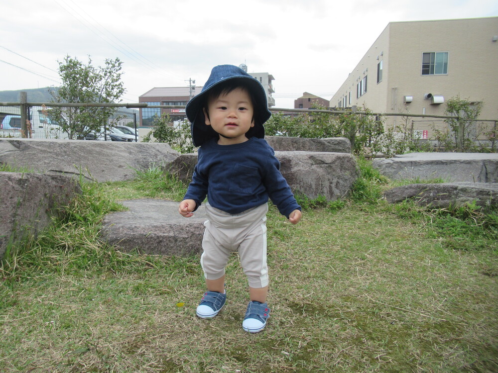 男の子が楽しそうに歩いている