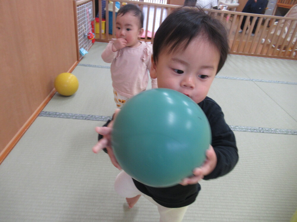 ボールを持っている子ども