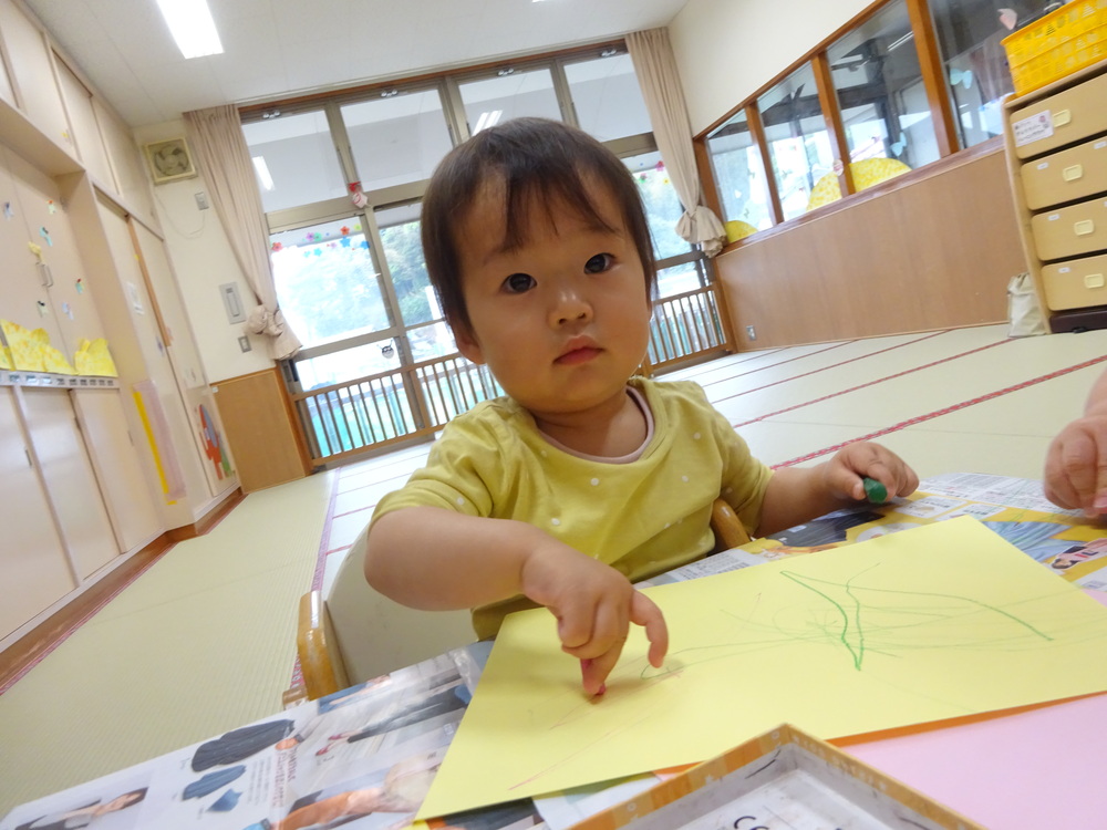 お絵描きをする子ども