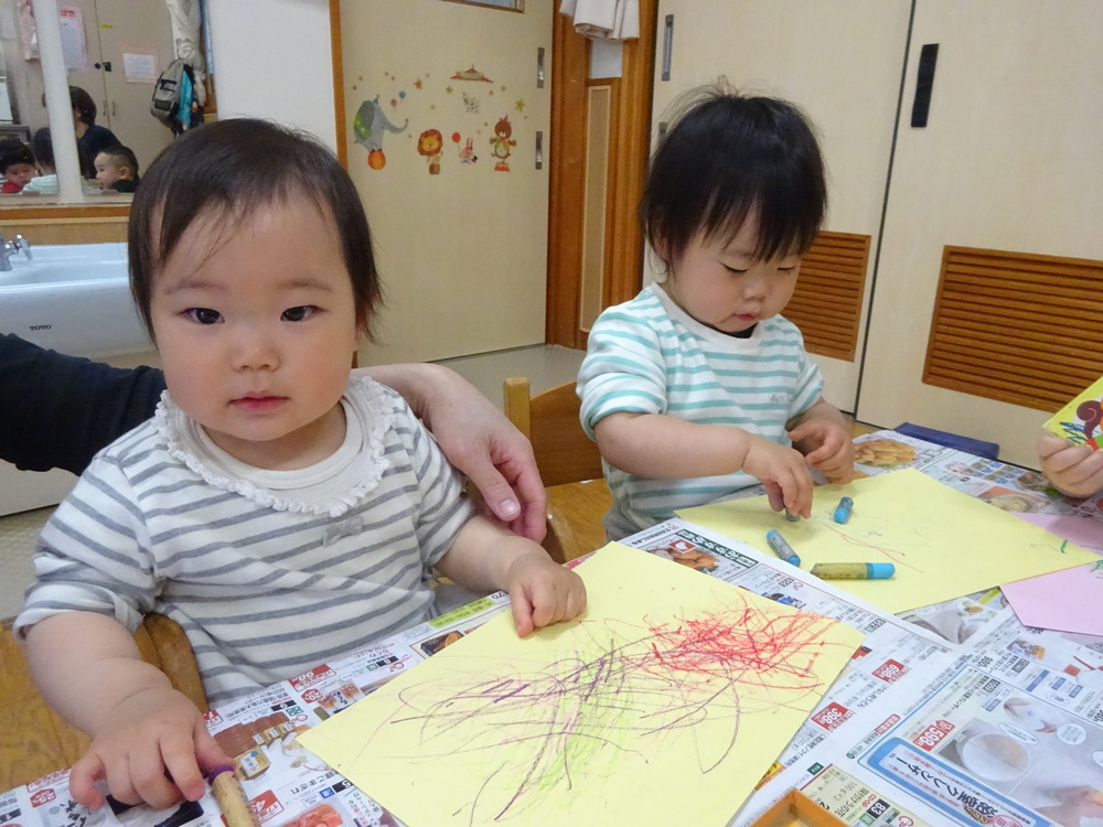 お絵描きをする子ども