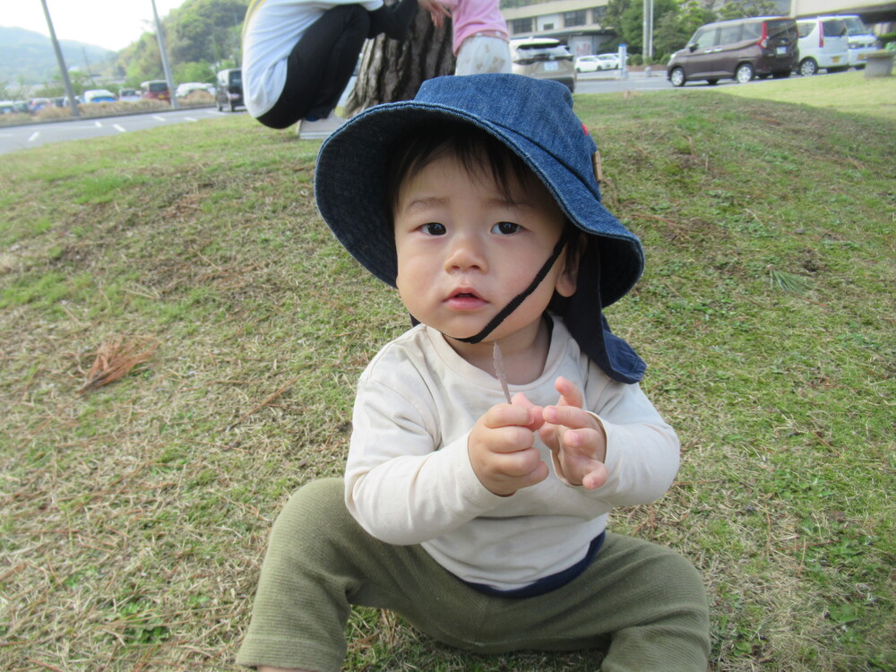 芝生で遊んでいる子ども