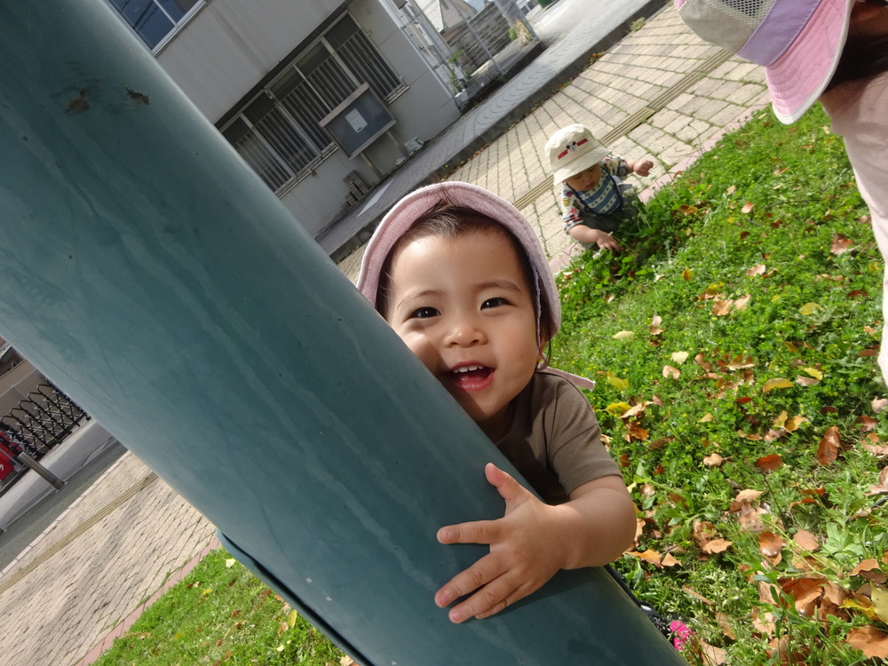 外で遊ぶ子ども