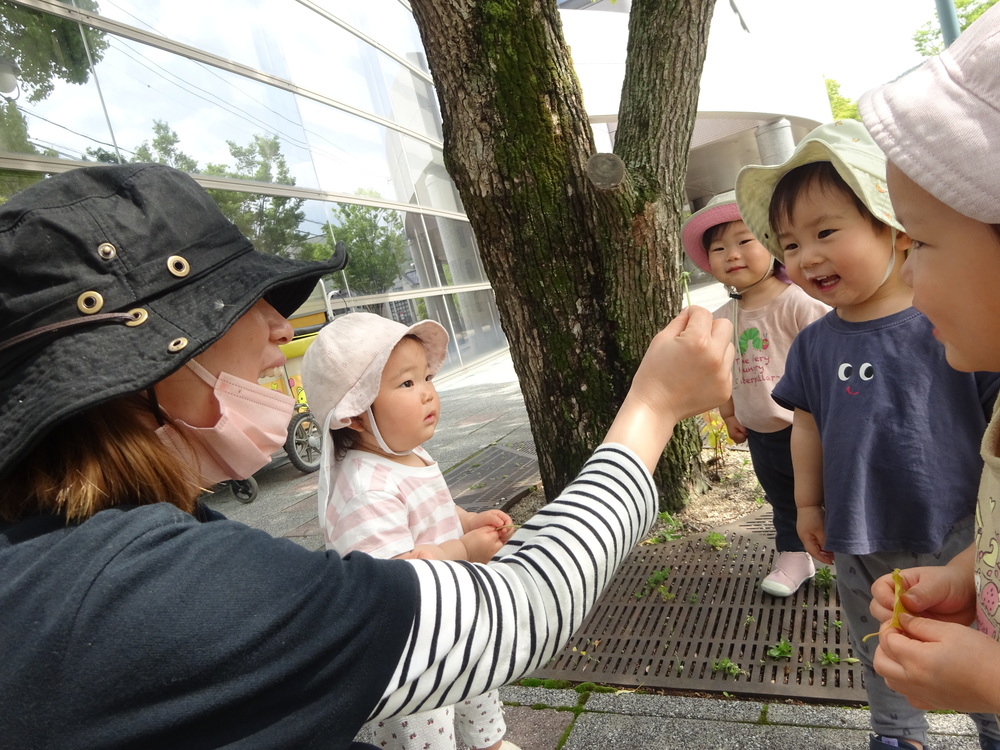 外で遊ぶ子ども