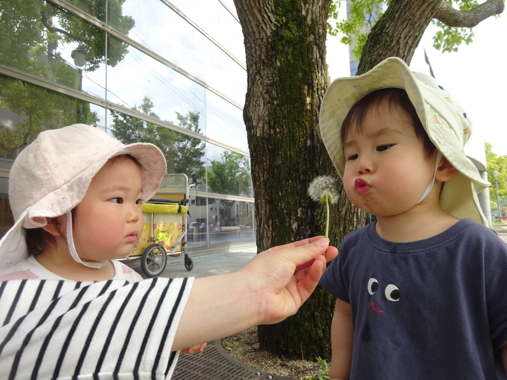 外で遊ぶ子ども