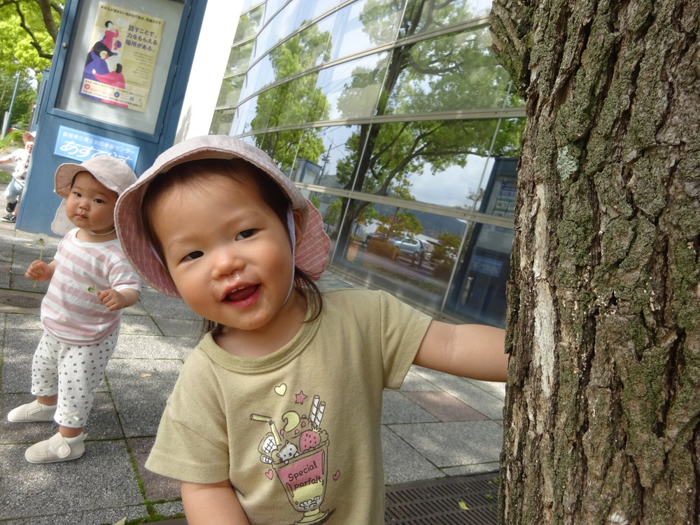 外で遊ぶ子ども