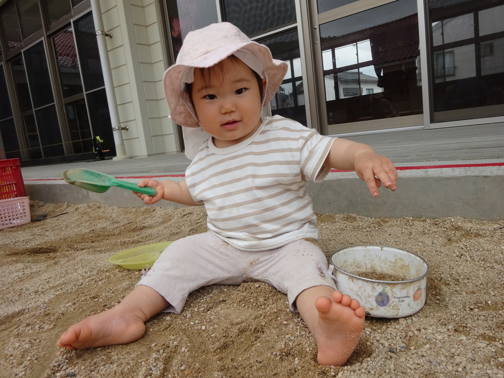 砂遊びをしている女の子