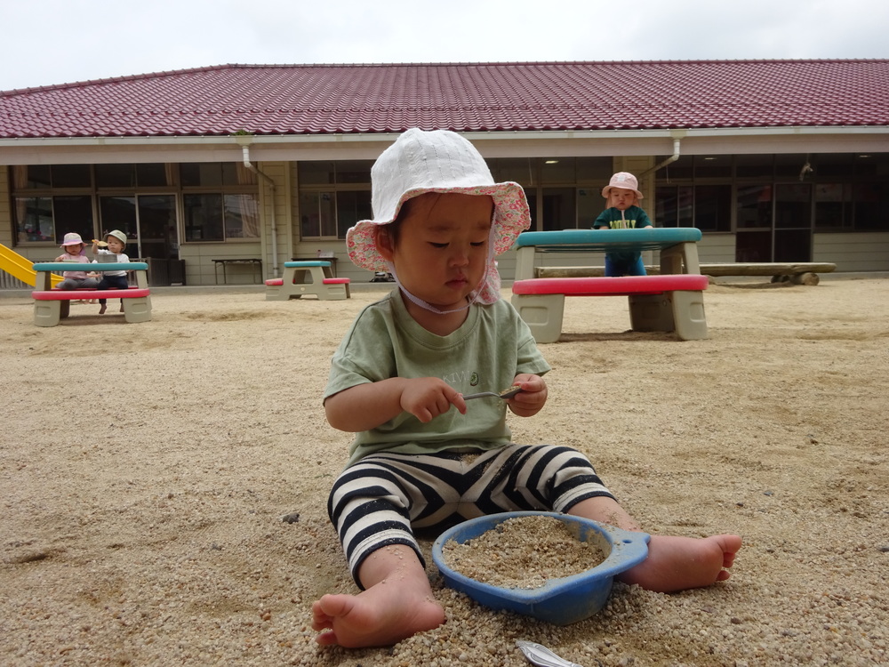 砂遊びをしている女の子