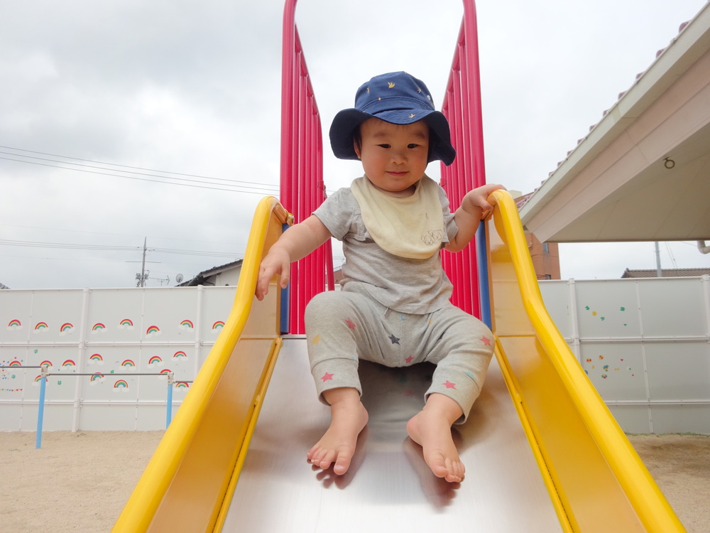 すべり台をしている男の子