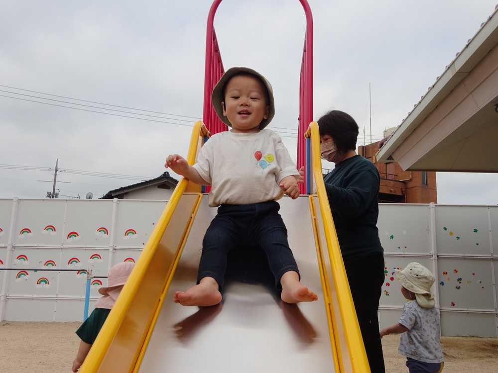 すべり台をしている男の子