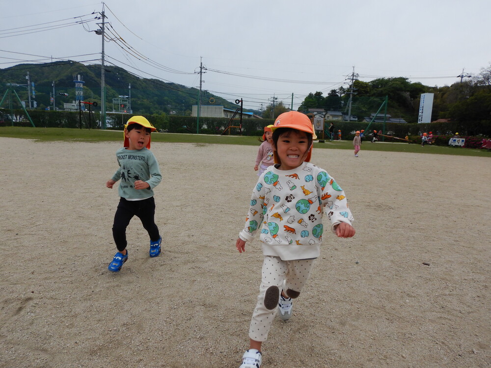 鬼ごっこをしている