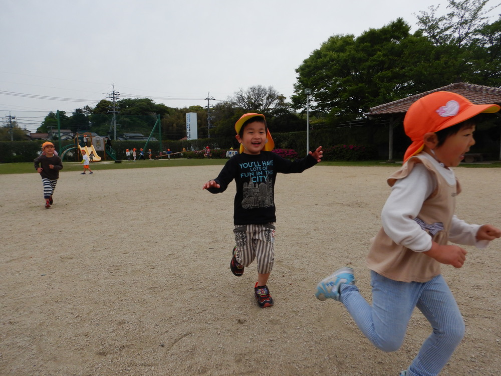 鬼ごっこをしている