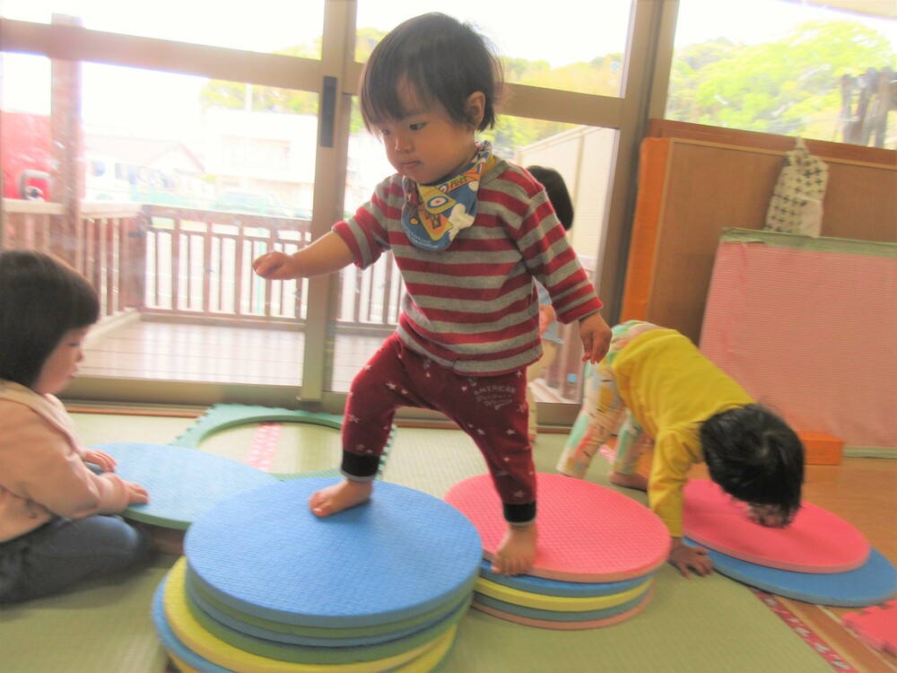 室内遊び　プラポイントで遊ぶ様子 