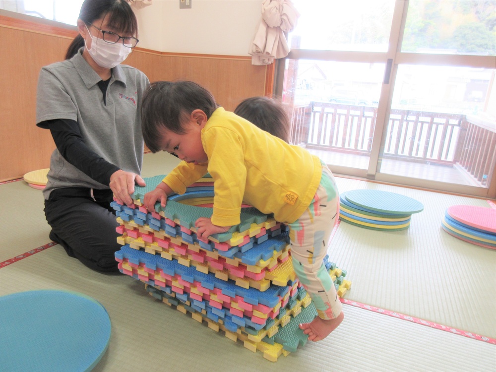 室内遊び　プラポイントで遊ぶ様子