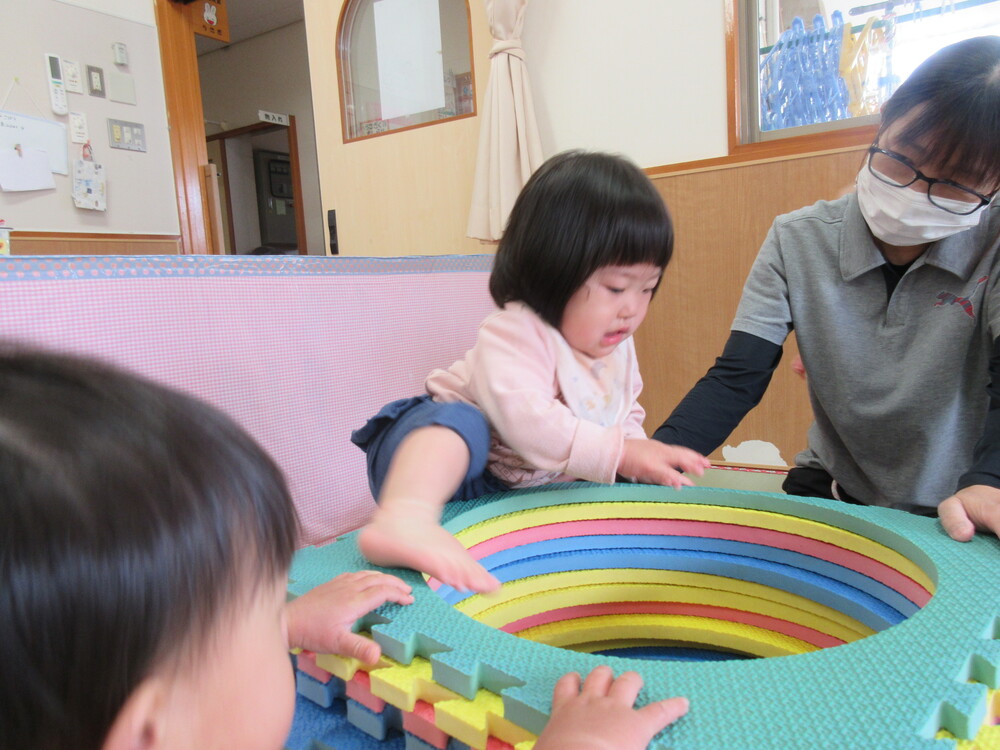 室内遊び　プラポイントで遊ぶ様子