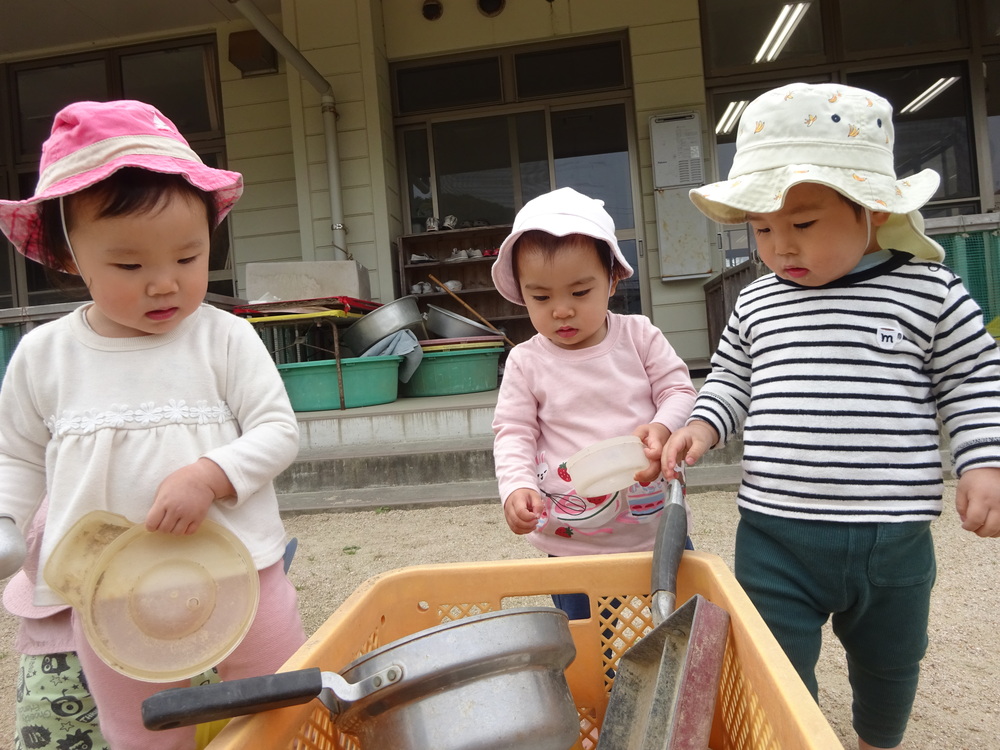 園庭で遊ぶ子ども