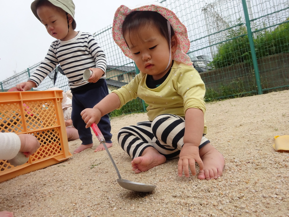 園庭で遊ぶ子ども