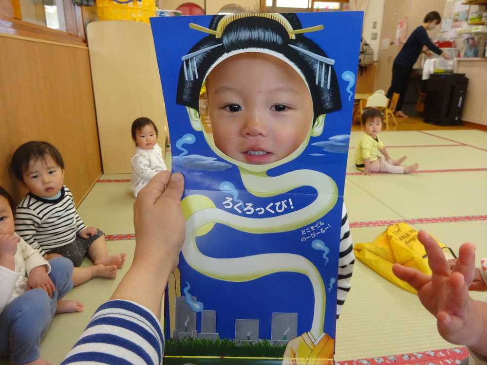 おめん絵本で遊ぶ子ども