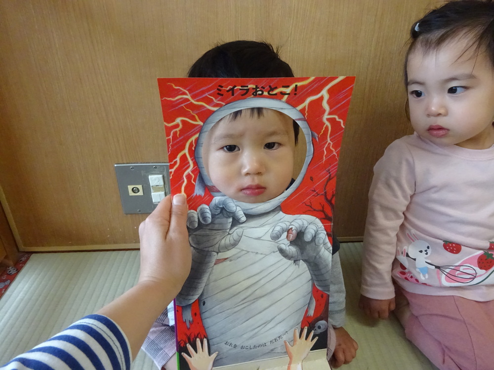 おめん絵本で遊ぶ子ども