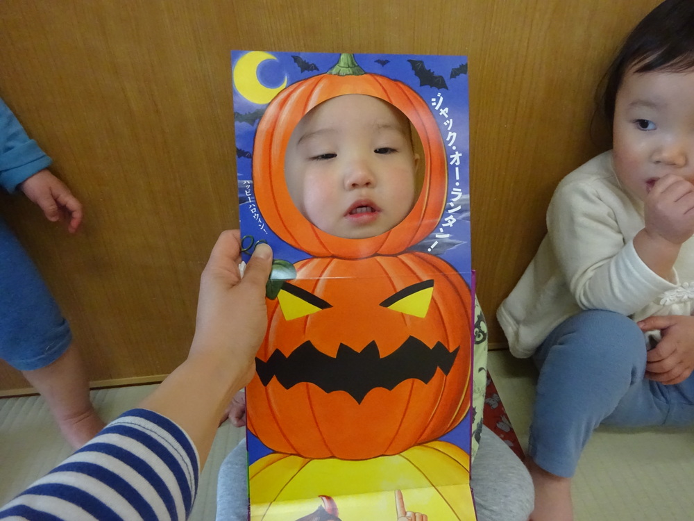 おめん絵本で遊ぶ子ども