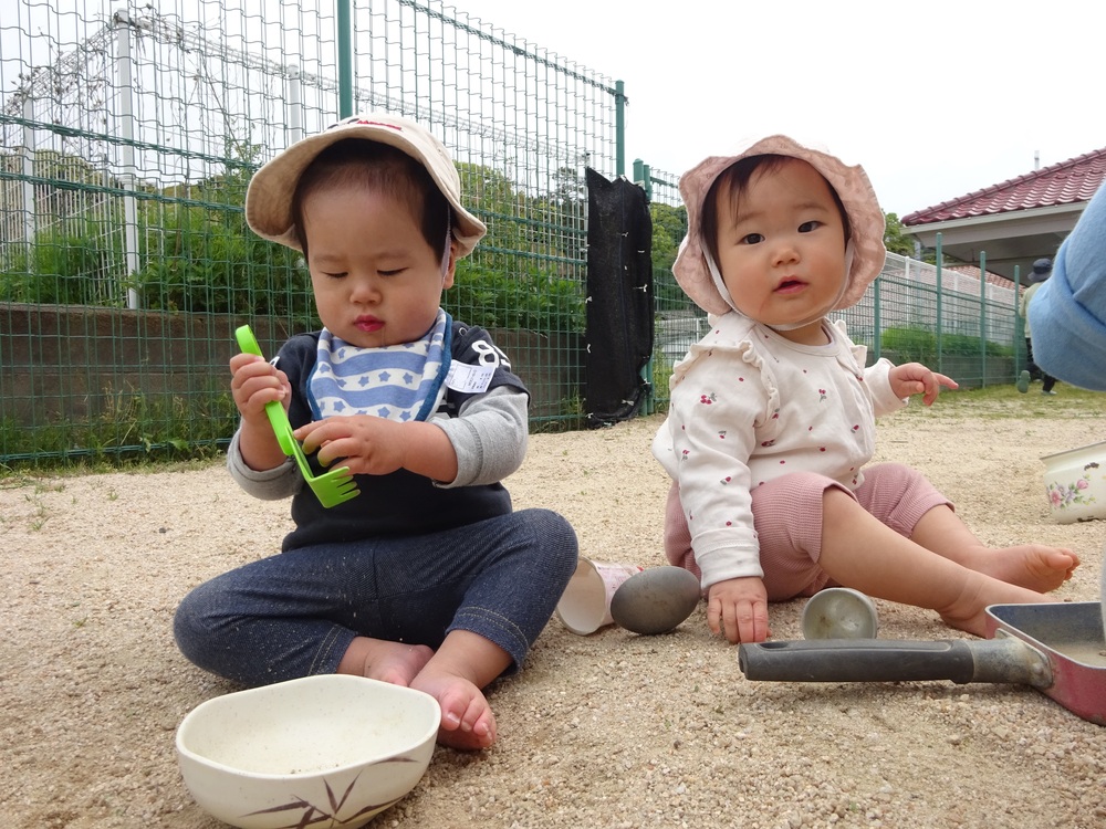 園庭で遊ぶ子ども