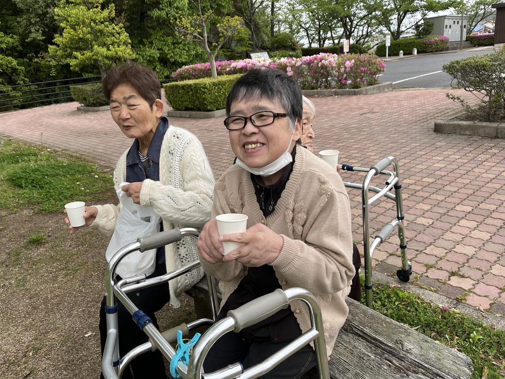 暖かいお茶を飲みながら休憩