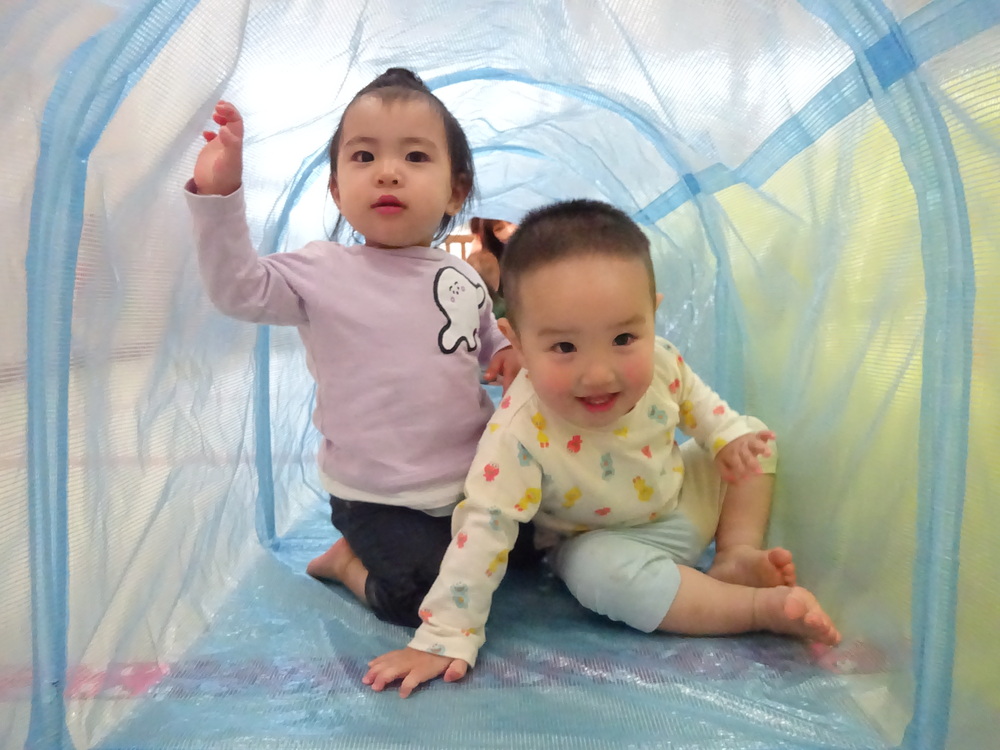 トンネルで遊ぶ子どもたち