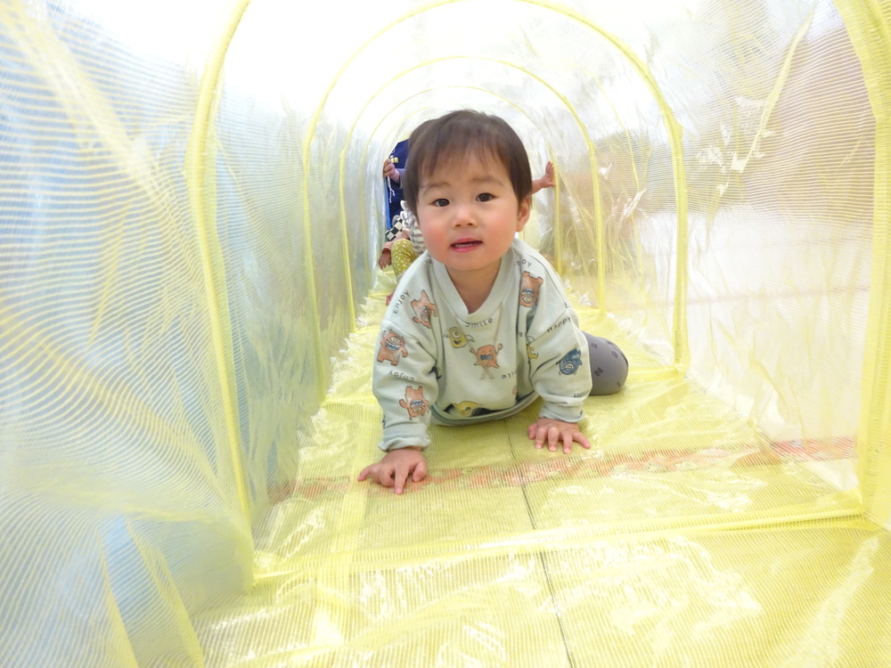 トンネルで遊ぶ男の子