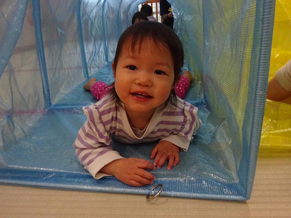 トンネルで遊ぶ女の子