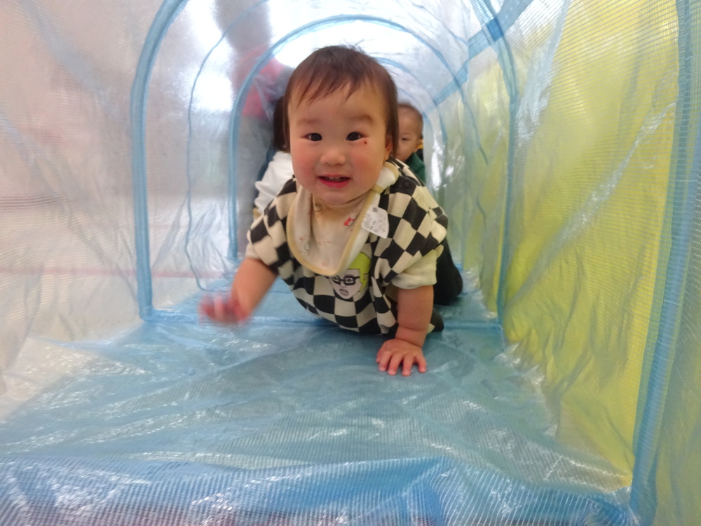 トンネルで遊ぶ男の子