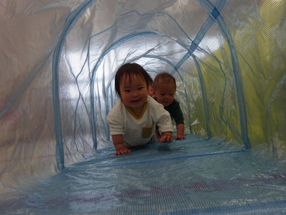 トンネルで遊ぶ女の子