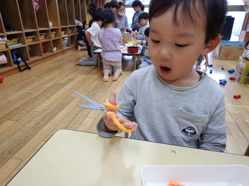 ハサミの使い方を練習