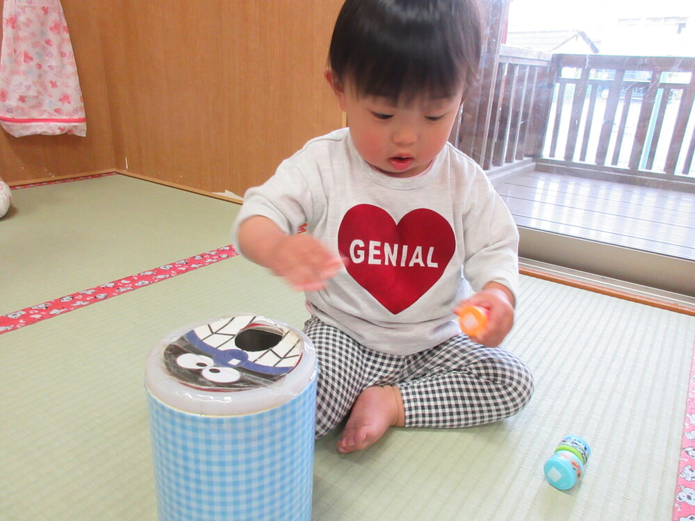 ぽっとん落としの玩具で遊ぶ様子