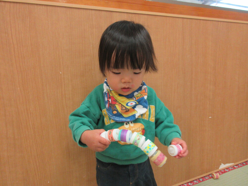 ぽっとん落としの玩具で遊ぶ様子