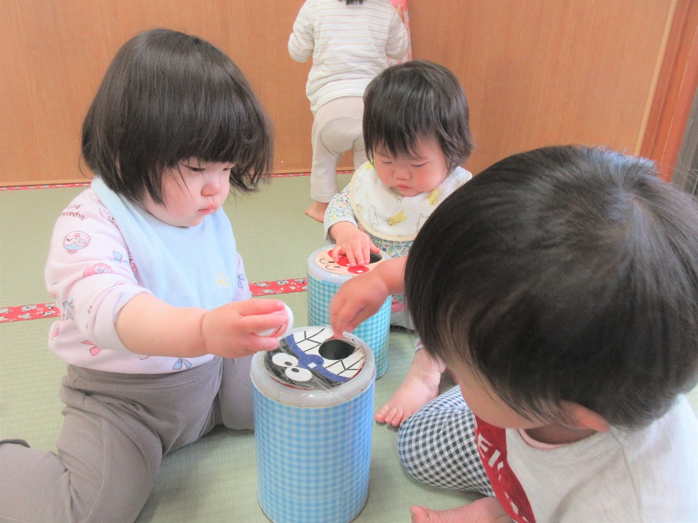 ぽっとん落としの玩具で遊ぶ様子 