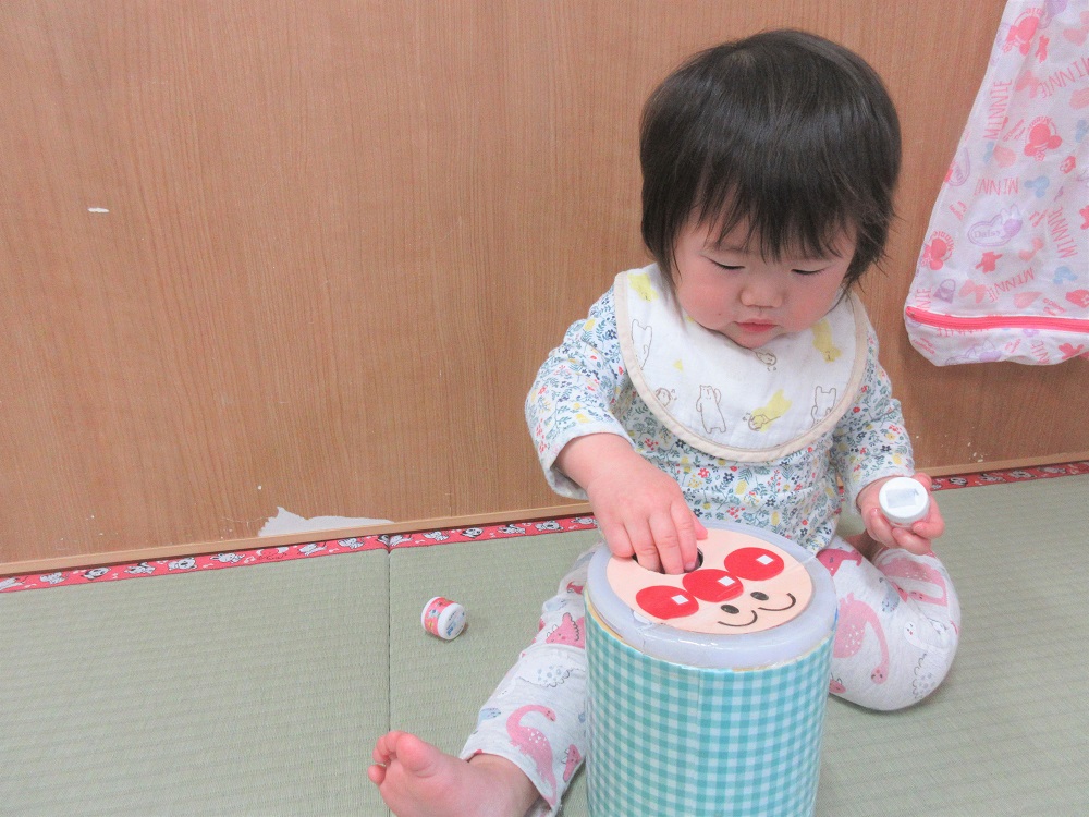 ぽっとん落としの玩具で遊ぶ様子 