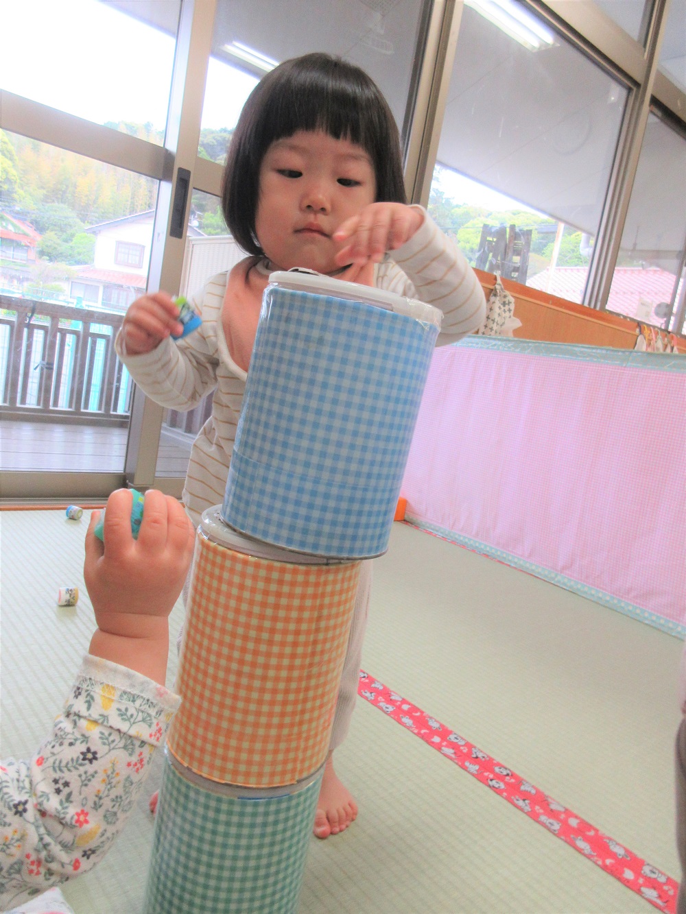 ぽっとん落としの玩具で遊ぶ様子
