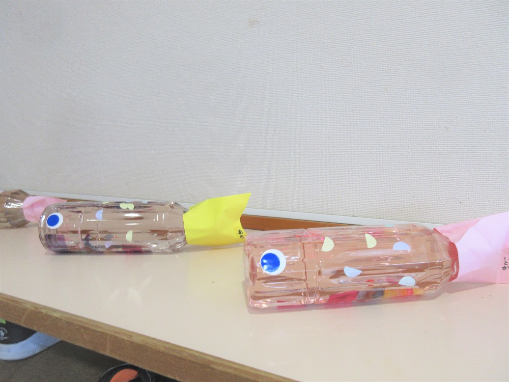 こいのぼり製作を見る様子