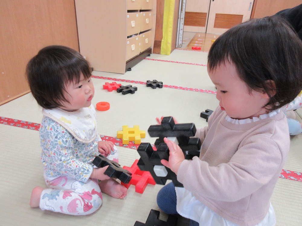 りんご組と一緒にブロックで遊ぶ様子